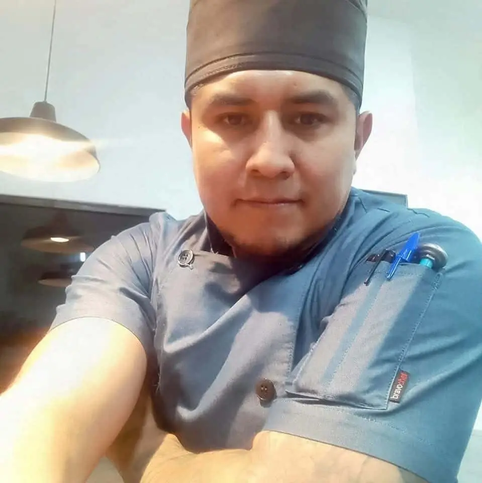 chef leal en restaurante shekinha